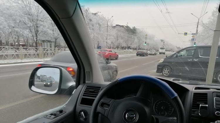 На Ставрополье сотрудники ДПС помогли попавшему в беду водителю