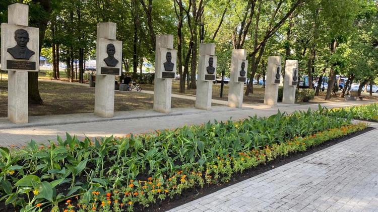 В Ставрополе в сквере памяти высадили около 5 тысяч цветов