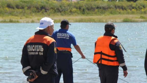 Водолазы вытащили из Кумы скатившийся в реку автомобиль
