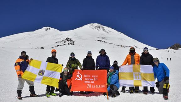 Знамя Победы и флаг Ставропольского края установили на Эльбрусе