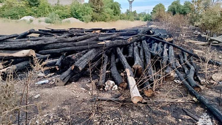 В селе Винсады горела сухая трава из-за неосторожного обращения с огнём