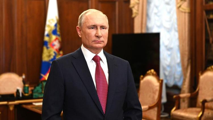 Владимир Путин выступил с видеообращением к выпускникам школ 2021 года