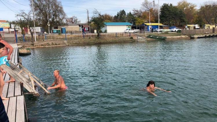 В Ессентуках «моржи» отметили День народного единства праздничным заплывом
