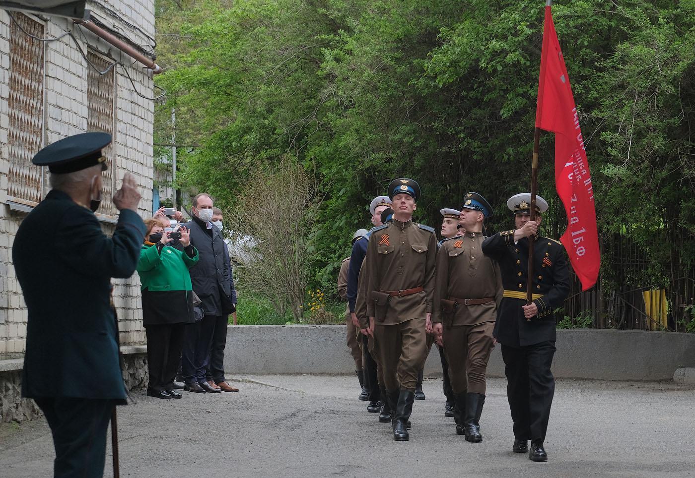 В Ставрополе провели парад у дома ветерана Великой Отечественной войны |  Ставропольская правда