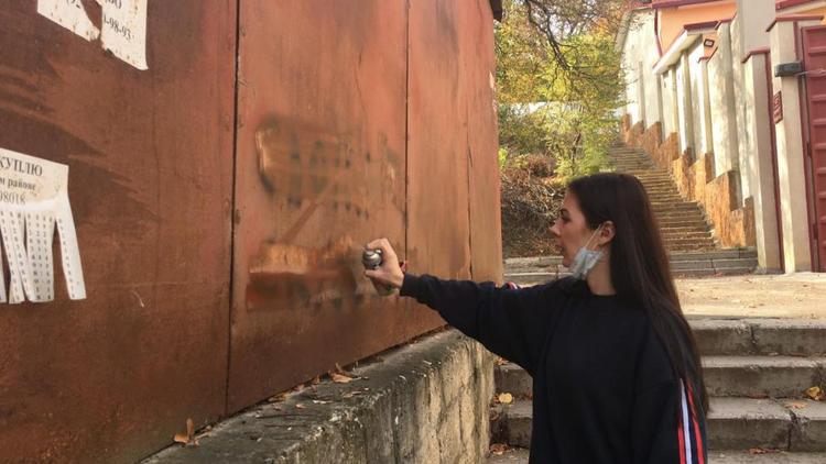В Кисловодске «зачистили» рекламу запрещённых веществ на домах