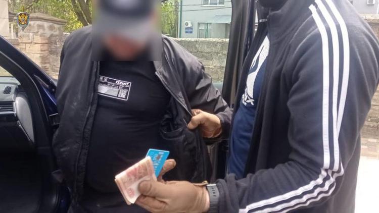 На Ставрополье инспектор за вознаграждение обещал организовать беспрепятственный проезд грузовиков