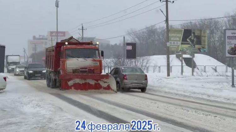 Коммунальные службы Шпаковского округа продолжают расчищать дороги от снега