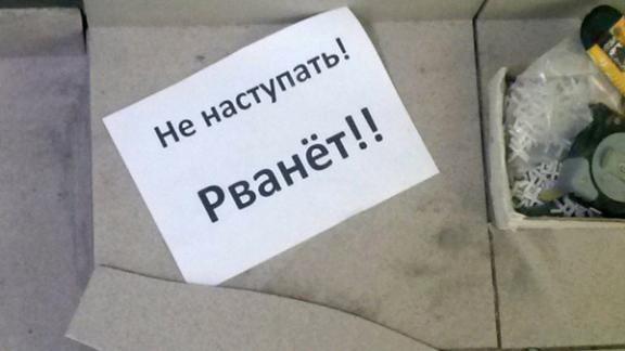 В Невинномысске креативные рабочие отучили граждан ходить по напольной плитке во время ремонта