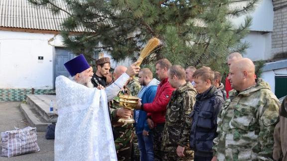 В Светлограде священнослужители напутствовали мобилизованных земляков