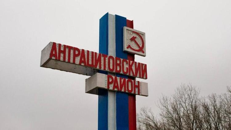 Кировский округ передал школе Антрацита спортивный инвентарь