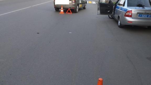 В Невинномысске 5-летняя девочка, которая гуляла без взрослых, попала под машину