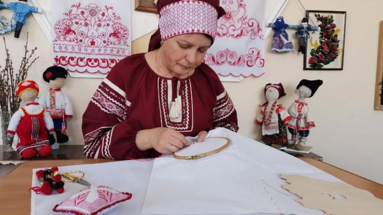 Лучшая мастерица Ставрополья участвует во всероссийской акции «Вышитая карта России»