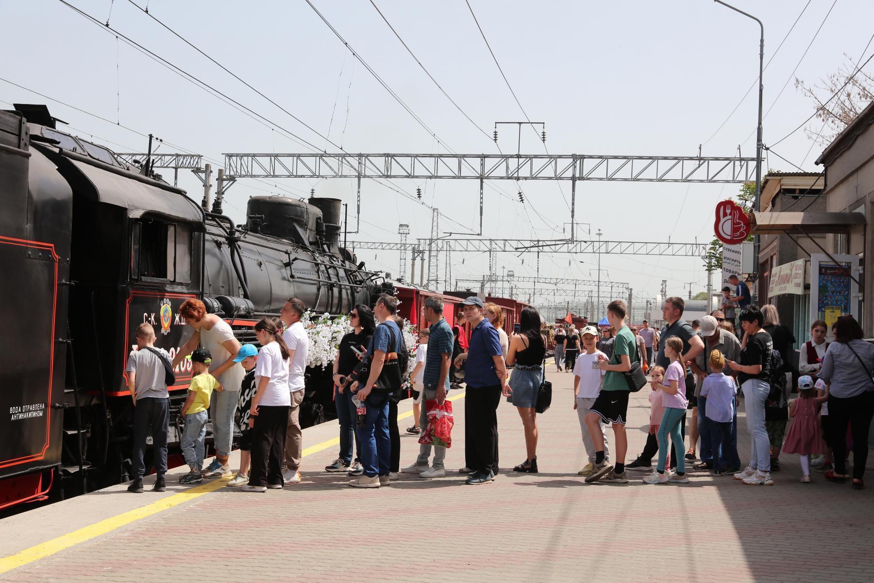 Полторы тысячи человек встретили ретро-поезд «Победа» в Минеральных Водах |  Ставропольская правда