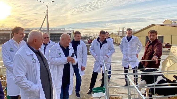 Омскую делегацию ознакомили с работой Ставропольского молочного комплекса