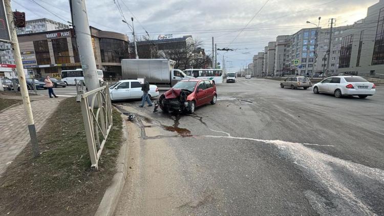 Два автомобиля столкнулись в Ставрополе