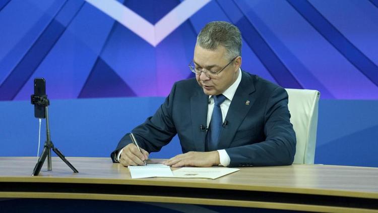 Многодетной семье из Предгорного округа Ставрополья помогут приобрести ноутбук для домашнего обучения