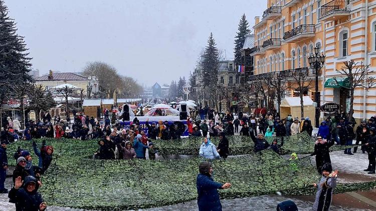 Шестисотметровую маскировочную сеть для военных сплели в Кисловодске