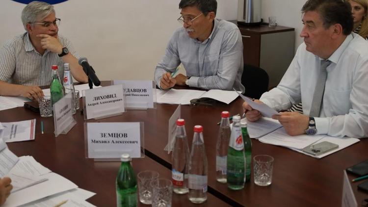 В Ставрополе обсудили кадровые проблемы в промышленности и меры соцподдержки медиков