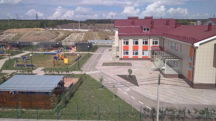 В Ессентуках детям-сиротам вручили ключи от 24 квартир