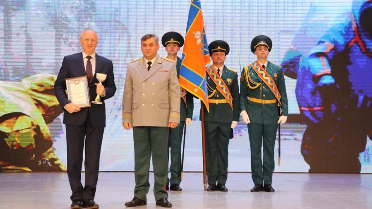 Ставропольских спасателей поздравили с профессиональным праздником