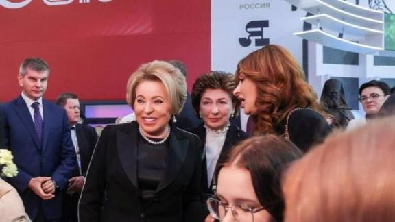 Валентина Матвиенко оценила новый арт-объект на стенде Ставрополья на ВДНХ