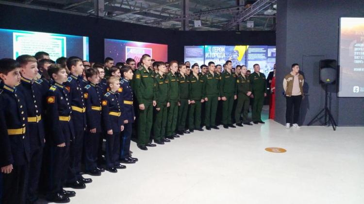 В двух городах Ставрополья открылась мультимедийная выставка «Герои спецоперации»