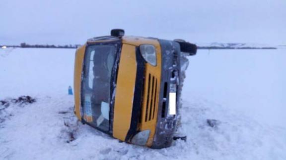 На Ставрополье на обледеневшей дороге перевернулась маршрутка с 8 пассажирами