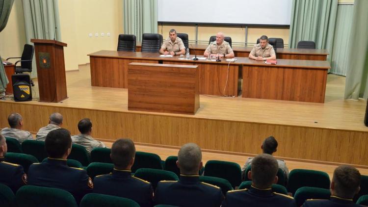 В Пятигорске командующий Северо-Кавказским округом войск нацгвардии встретился с офицерами-выпускниками