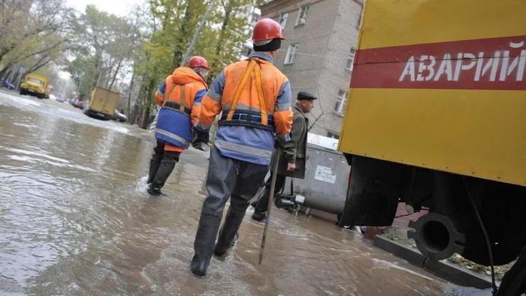 В селе Кочубеевском на Ставрополье устраняют аварию на водопроводе