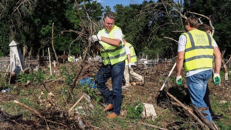 Глава Ставрополья присоединился к уборке пятигорского Некрополя