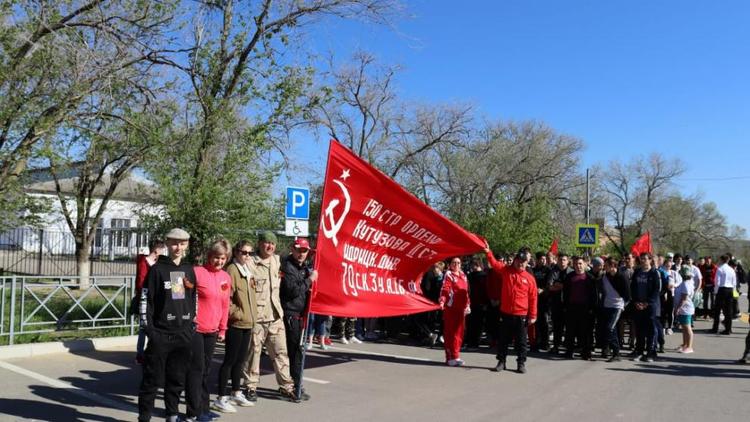 Жители Петровского округа водрузили Знамя Победы на гору Куцай