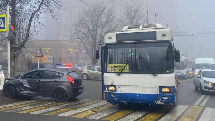 Легковой автомобиль столкнулся с троллейбусом в Ставрополе 