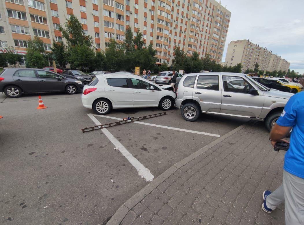 Автоледи в Ставрополе врезалась в припаркованный автомобиль |  Ставропольская правда