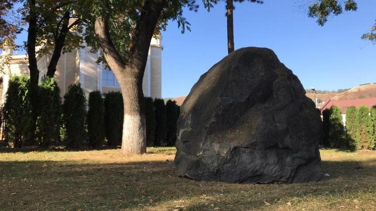 В Кисловодске обелиск из гранита установили на мемориале «Журавли»