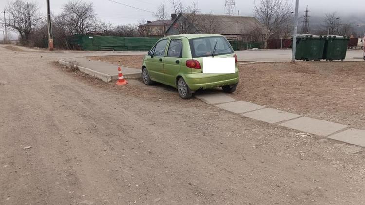 В Кисловодске автоледи перепутала педали и врезалась в бордюр