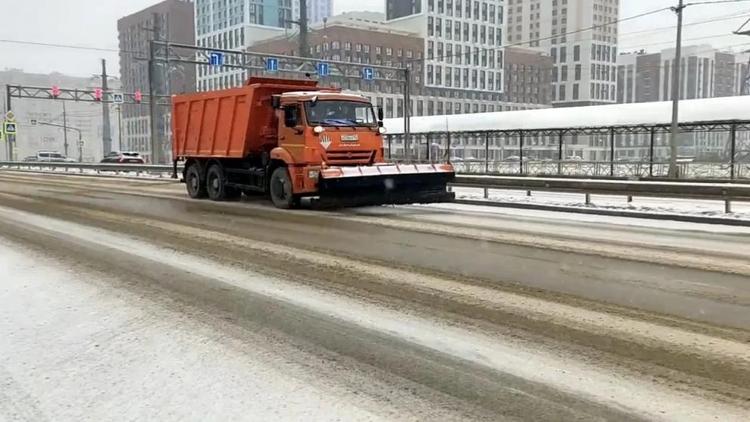 Около 60 единиц техники в Ставрополе убирали снег