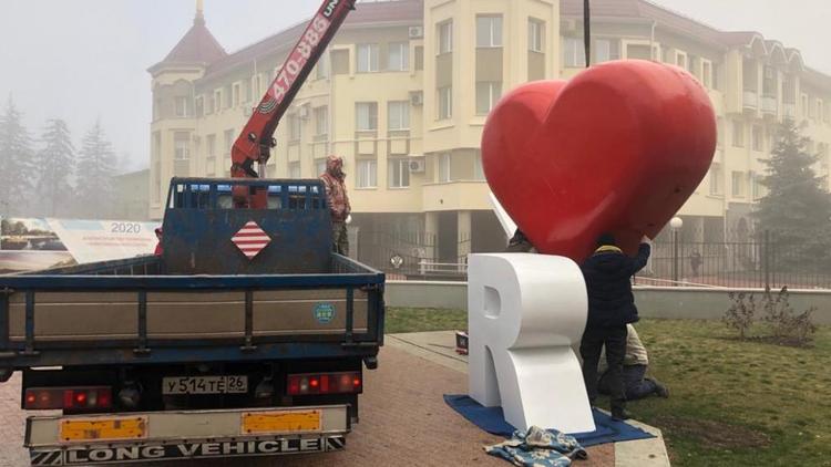 В Ставрополе арт-объект «Сердце» дополнили неоновой подсветкой