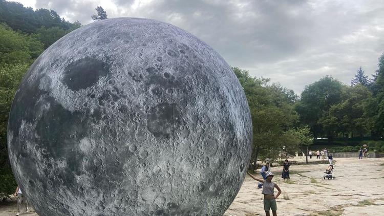Светящаяся семиметровая Луна появилась в Кисловодске 