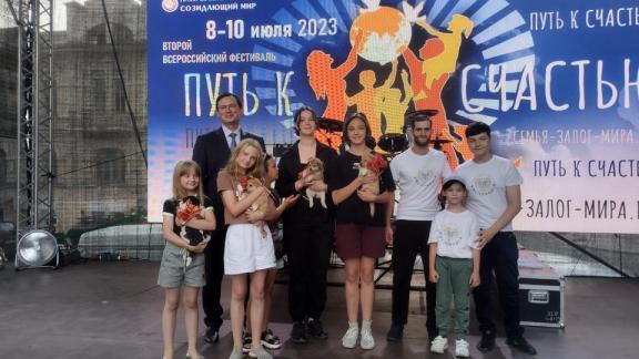 Глава Кисловодска подарил четырёх спасённых от гибели щенков новым хозяевам