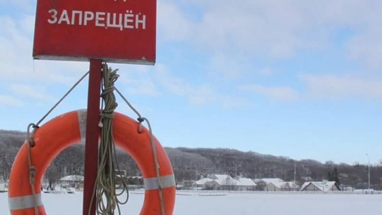 В Невинномысске спасли провалившегося под лёд мальчика