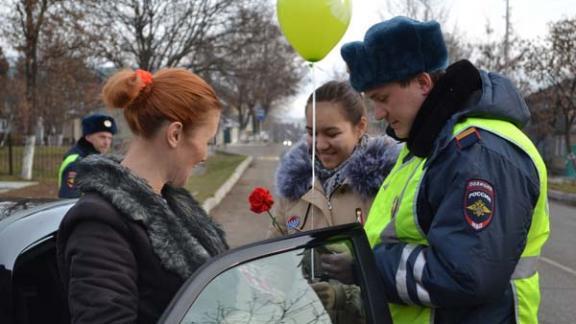 Госавтоинспекторы края поздравили женщин с Днем матери