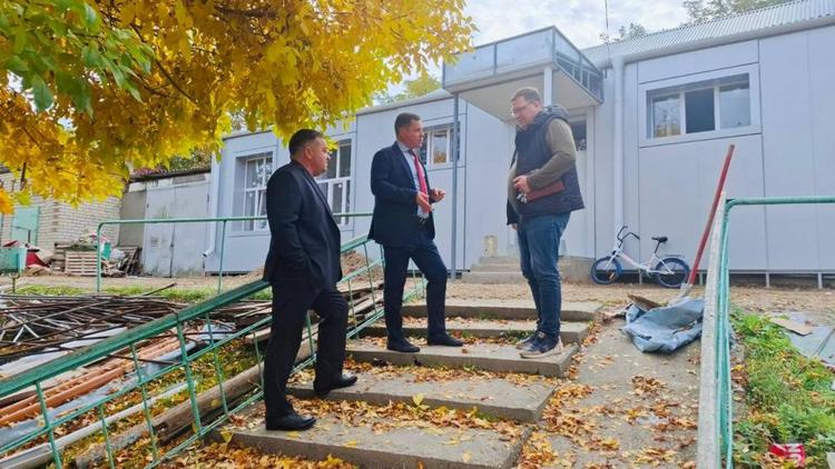 «Единая Россия» следит за ремонтом в спортивном зале Зеленокумска