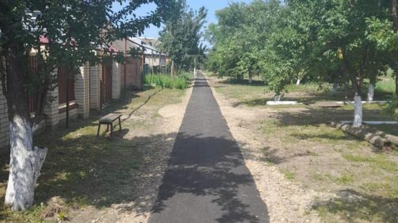 В хуторе Новоалександровского округа обустроили пешеходную дорожку