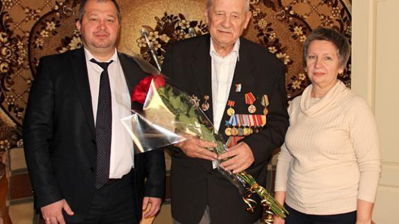 Герою Советского Союза Владимиру Ткачёву из Невинномысска вручили медаль к 70-летию Победы