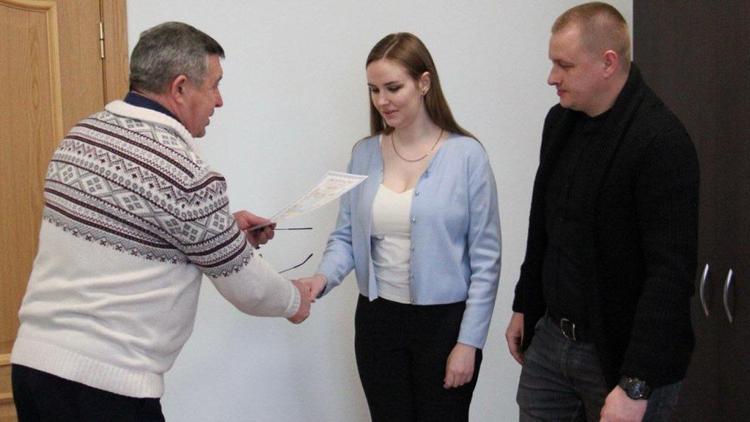 В Красногвардейском округе Ставрополья молодой семье вручили жилищный сертификат