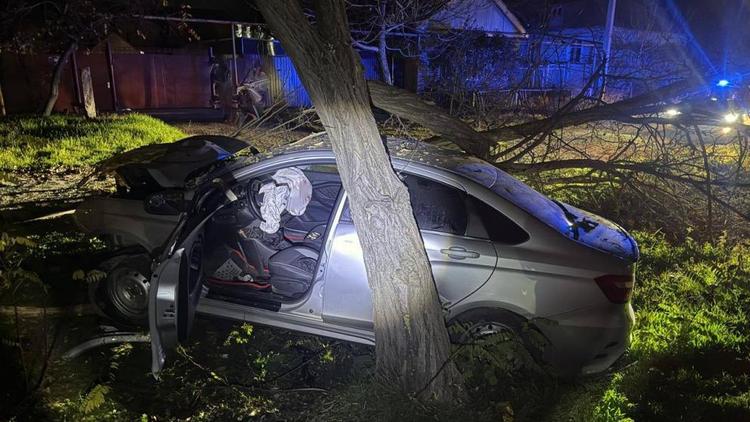 Двое пострадали из-за съезда автомобиля с дороги в Советском округе