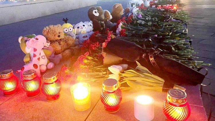 Жители Ставрополя не прекращают идти к мемориалу погибших во время теракта в «Крокусе»