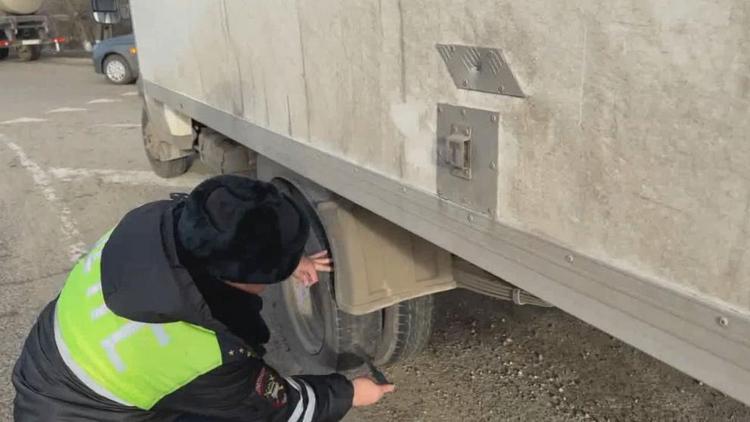 Около 300 пассажирских и грузовых машин проверили автоинспекторы в Невинномысске