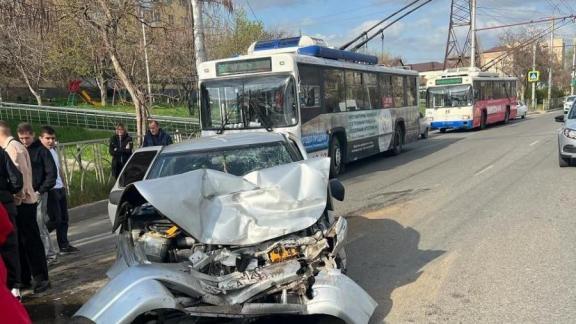 Водитель легковушки пострадал в ДТП с автобусом в Ставрополе