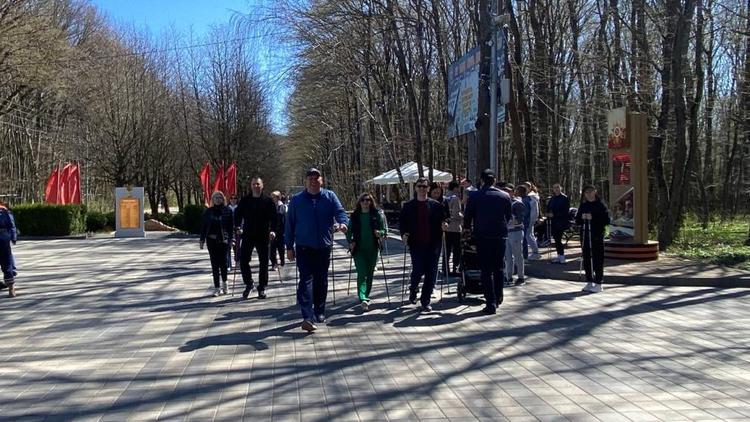 В Ставрополе спортивный фестиваль собрал любителей скандинавской ходьбы